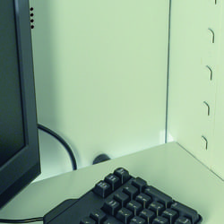 Tablette déportée du dos de l'armoire